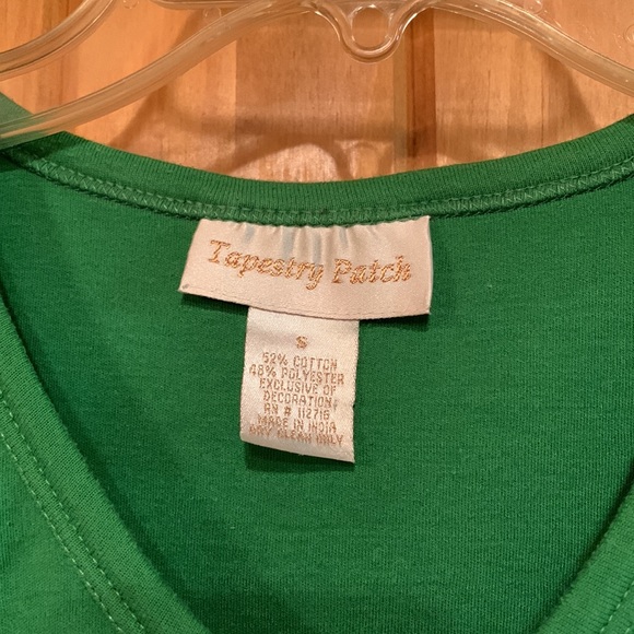 🎄TAPESTRY PATCH SANTA TOP SZ S - Picture 3 of 5